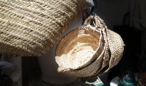 Panier tressé de faon artisanal osier personnalisé accessoire indispensable cet été sur la plage au marché