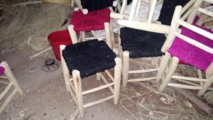 tabouret bois de citronnier assise en laine et coton coloré